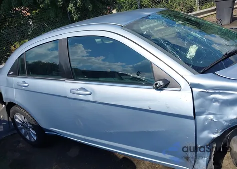 2013 Chrysler 200 Touring z USA, uszkodzony, nr VIN 1C3CCBBB8DN550171